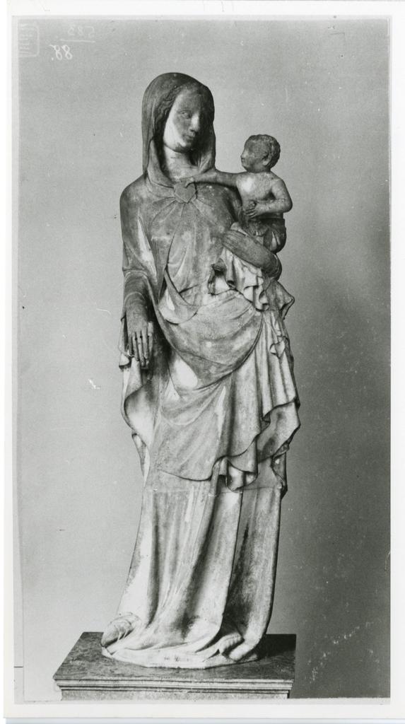 Anonimo , Maestro mosano di Carrara: Madonna col Bambino, da Pisa; Berlino, Musei