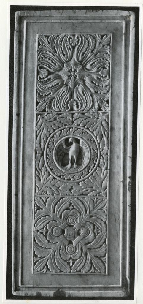 Anonimo , Elfenbeinrelief mit Adler und Akanthusornament Deckel eines St. Galler Diptychons um 900 - Nürnberg, Germ. Nationalmuseum