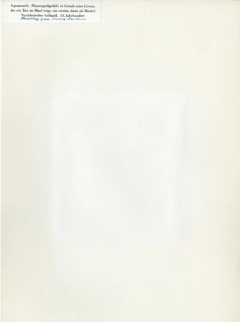 Anonimo , Aquamanile (Wassergie&szlig;gef&auml;&szlig;) in Gestalt eines L&ouml;wen, der ein Tier im Maul tr&auml;gt, ein zweites dient als Henkel Norddeutscher Gelbgu&szlig;. 13. Jahrhundert - N&uuml;rnberg, Germanische Nationalmuseum