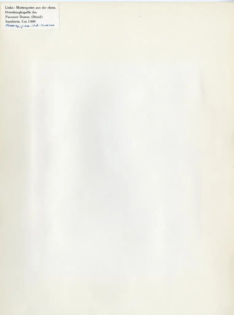 Anonimo , Links: Muttergottes aus der ehem. Ortenburgkapelle des Passauer Domes (Detail) - Sandstein. Um 1300. - Nürnberg, Germ. Nationalmuseum