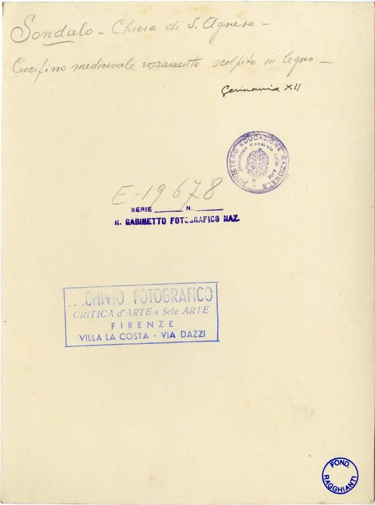 Istituto Centrale per il Catalogo e la Documentazione: Fototeca Nazionale , Sondalo - Chiesa di S. Agnese - Crocifisso medioevale rozzamente scolpito in legno