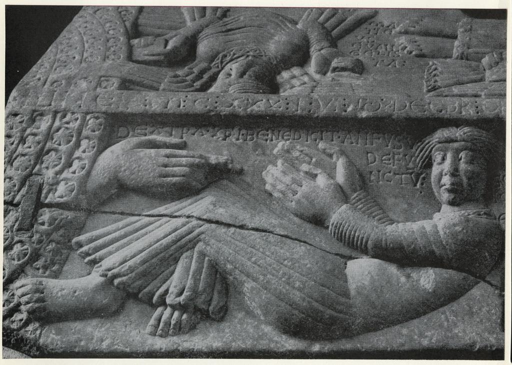Anonimo , Museo Arqueológico Nacional. Pormenor de la tapa del sarcófago de Anfús Pérez (fallecido en 1093), hijo del conde Pero Ansúrez, procedente del monasterio de Sahagún (León)