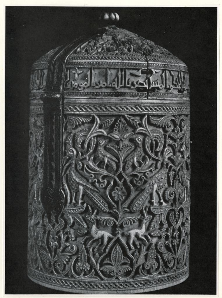 Anonimo , Museo Arqueológico Nacional. Bote de marfil y plata nielada, de taller cordobés y fechado en el año 964, procedente de la catedral de Zamora
