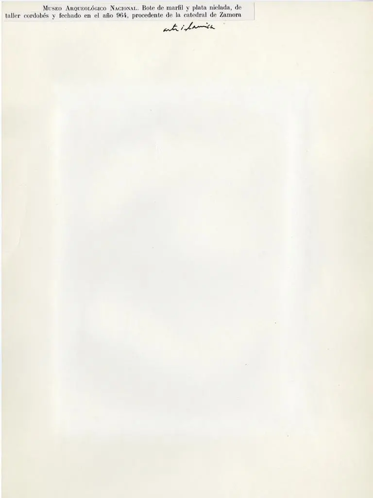 Anonimo , Museo Arqueol&oacute;gico Nacional. Bote de marfil y plata nielada, de taller cordob&eacute;s y fechado en el a&ntilde;o 964, procedente de la catedral de Zamora