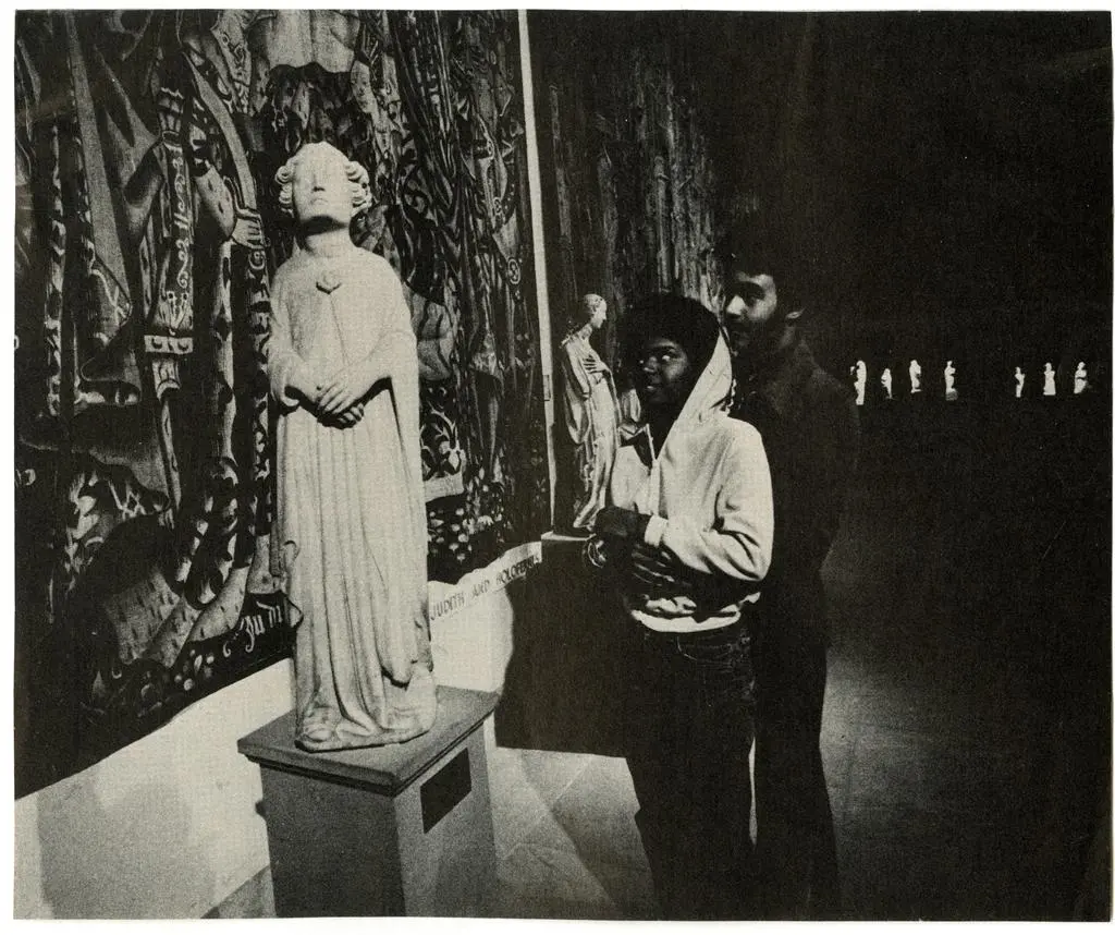 Anonimo , Visitors in the Metropolitan Museum of Art