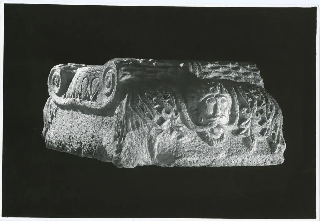 Anonimo , Anonimo - sec. XI/ XII - Motivi decorativi vegetali e teste umane