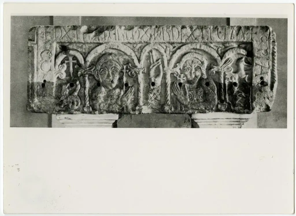 Anonimo , Anonimo - sec. VIII/ IX - Mano benedicente; Cornice architettonica con motivi decorativi e figure
