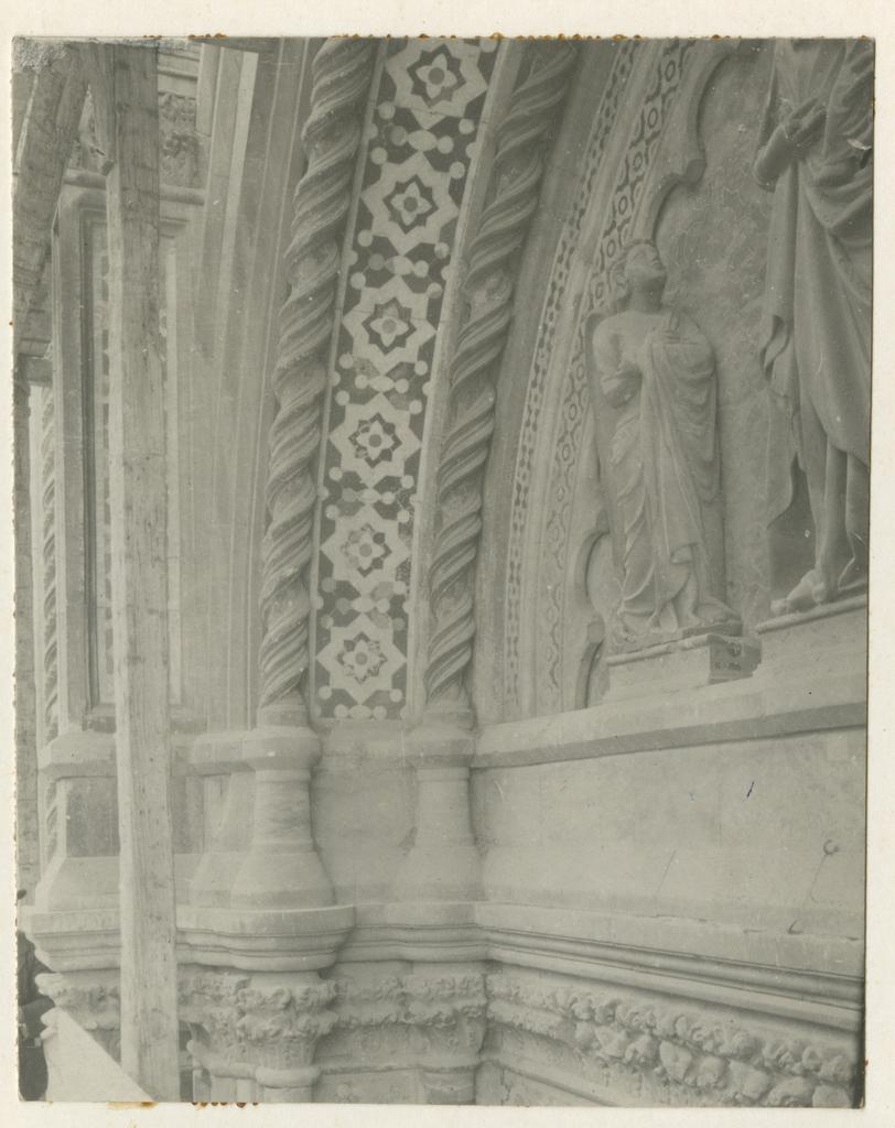 Anonimo , Alberto Arnoldi (?): Statue sopra la porta dei Cornacchini. Firenze, S. Maria del Fiore.