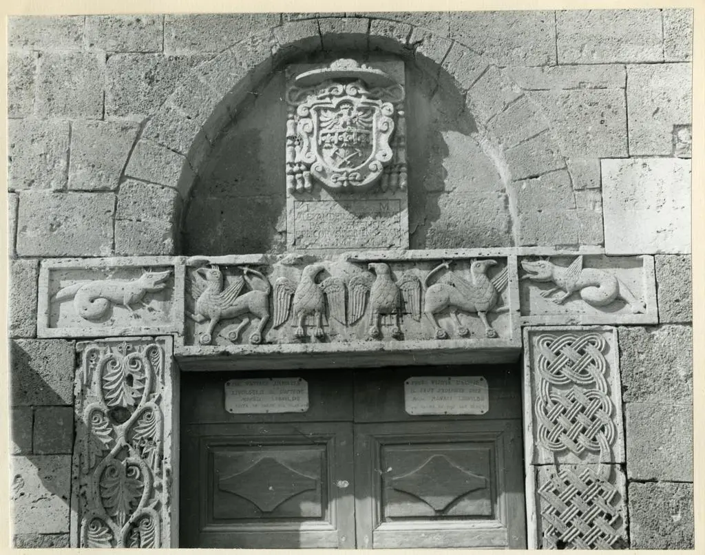 Anonimo , Anonimo lombardo sec. XII - Grifoni, dragoni e aquile; Motivi decorativi geometrici e vegetali; Stemma cardinalizio