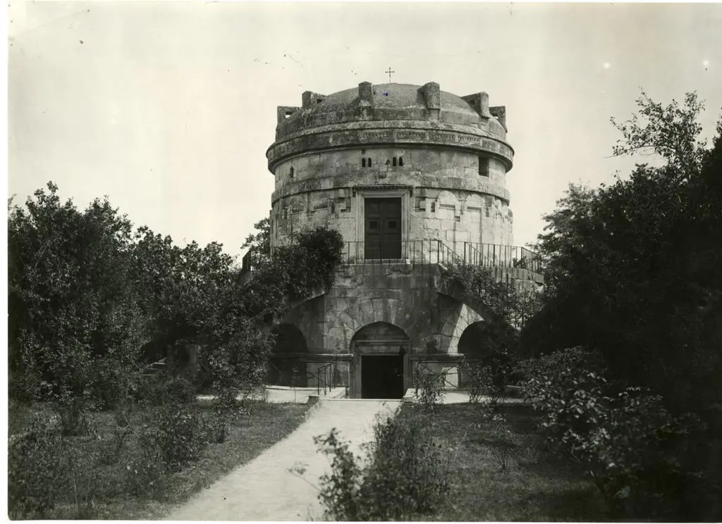 Istituto Centrale per il Catalogo e la Documentazione: Fototeca Nazionale , Ravenna. Mausoleo Teodoriciano