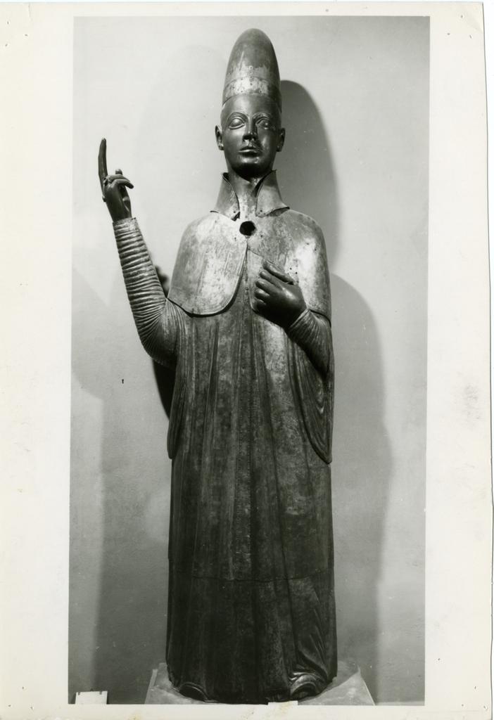 Anonimo , Manno Bandini da Siena, 1300-1302: Bonifacio VIII, statua in rame sbalzato e fusioni, alta cm. 265. Bologna, Museo Civico Medievale.