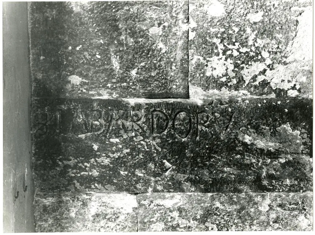 Universit&agrave; di Pisa. Dipartimento di Storia delle Arti , Cascina. Pieve di S. Maria, particolare con iscrizione