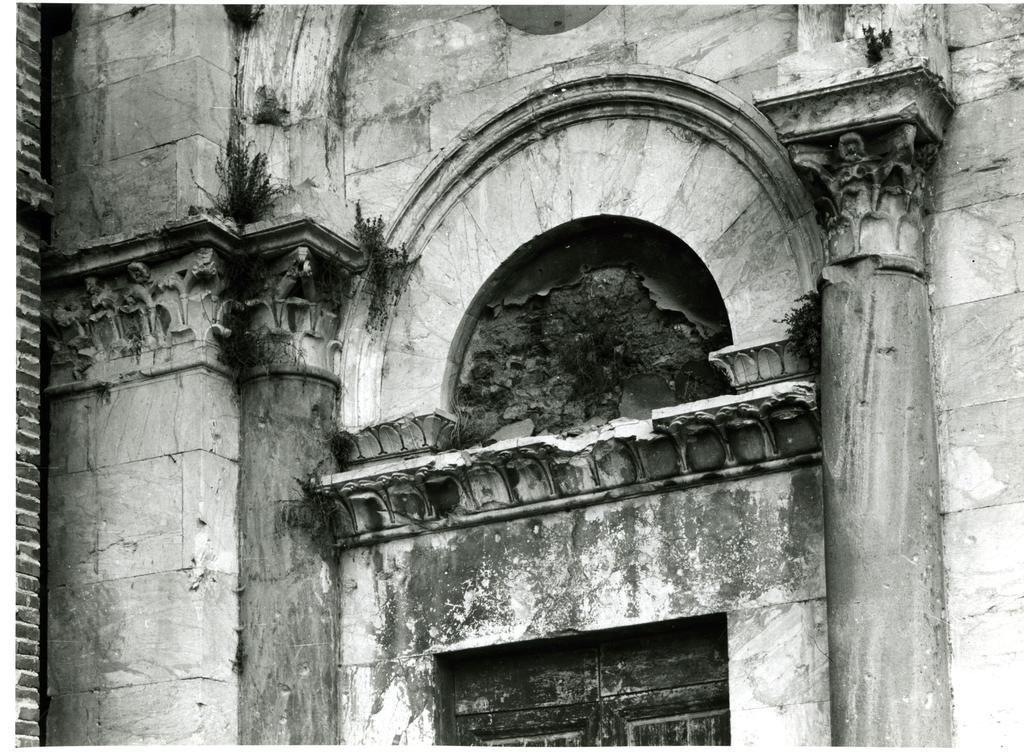 Università di Pisa. Dipartimento di Storia delle Arti , Pisa - San Michele degli Scalzi - architrave portale sinistro