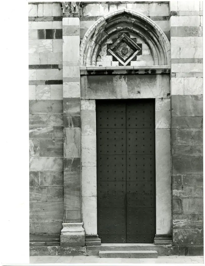 Universit&agrave; di Pisa. Dipartimento di Storia delle Arti , Pisa - San Paolo a Ripa d'Arno - portale destro