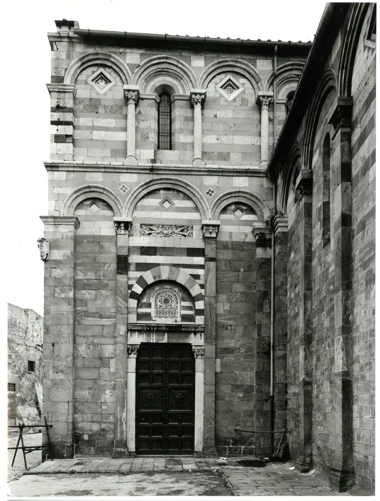 Anonimo sec. XII/ XIII ; Anonimo sec. XVI , Motivo decorativo fitomorfo con foglie d'acanto , Motivi decorativi geometrici, Croce Pisana, Aquila, Grifo, Cerimonia funebre pagana