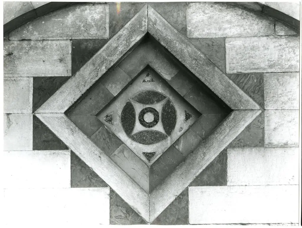 Universit&agrave; di Pisa. Dipartimento di Storia delle Arti , Pisa - San Paolo a Ripa d'Arno - losanga nell'arcata del primo ordine - fianco sinistro