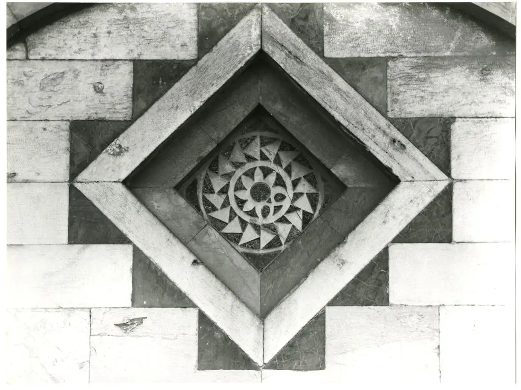 Universit&agrave; di Pisa. Dipartimento di Storia delle Arti , Pisa - San Paolo a Ripa d'Arno - losanga nell'arcata del primo ordine - fianco sinistro