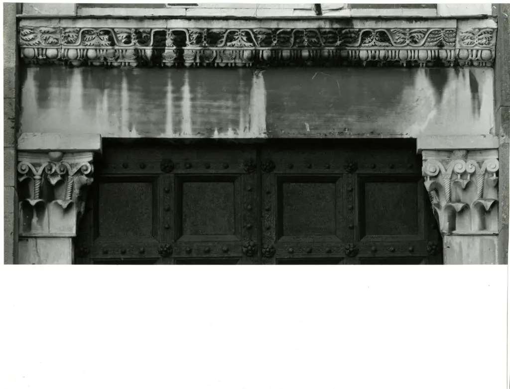 Universit&agrave; di Pisa. Dipartimento di Storia delle Arti , Pisa - San Paolo a Ripa d'Arno - architrave del portale del transetto