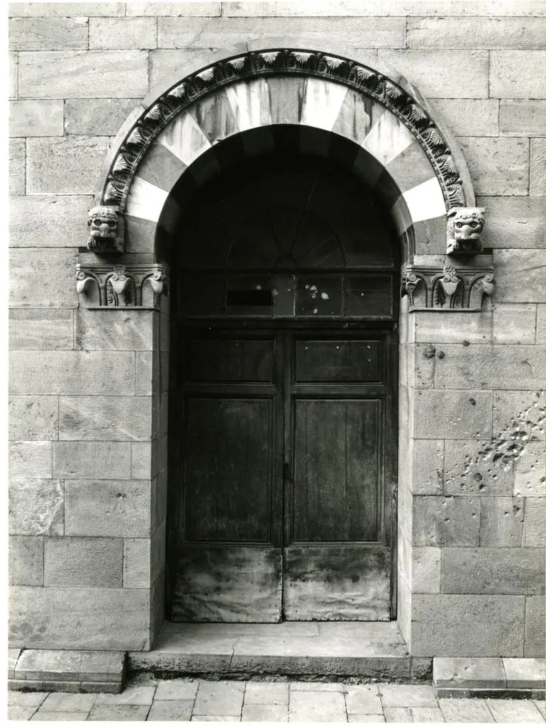 Universit&agrave; di Pisa. Dipartimento di Storia delle Arti , Pisa - San Sepolcro - portale, part.