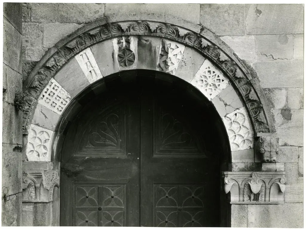 Universit&agrave; di Pisa. Dipartimento di Storia delle Arti , Pisa, San Sepolcro - portale, part.