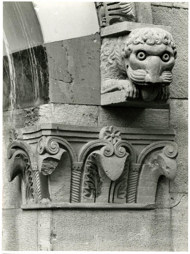 Università di Pisa. Dipartimento di Storia delle Arti , Pisa - San Sepolcro - portale, part.