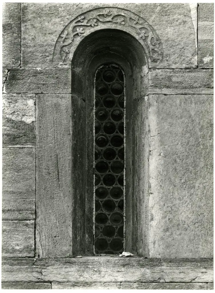 Universit&agrave; di Pisa. Dipartimento di Storia delle Arti , Anonimo pisano - sec. XII - Monofora con motivi decorativi fitomorfi con tralci di vite