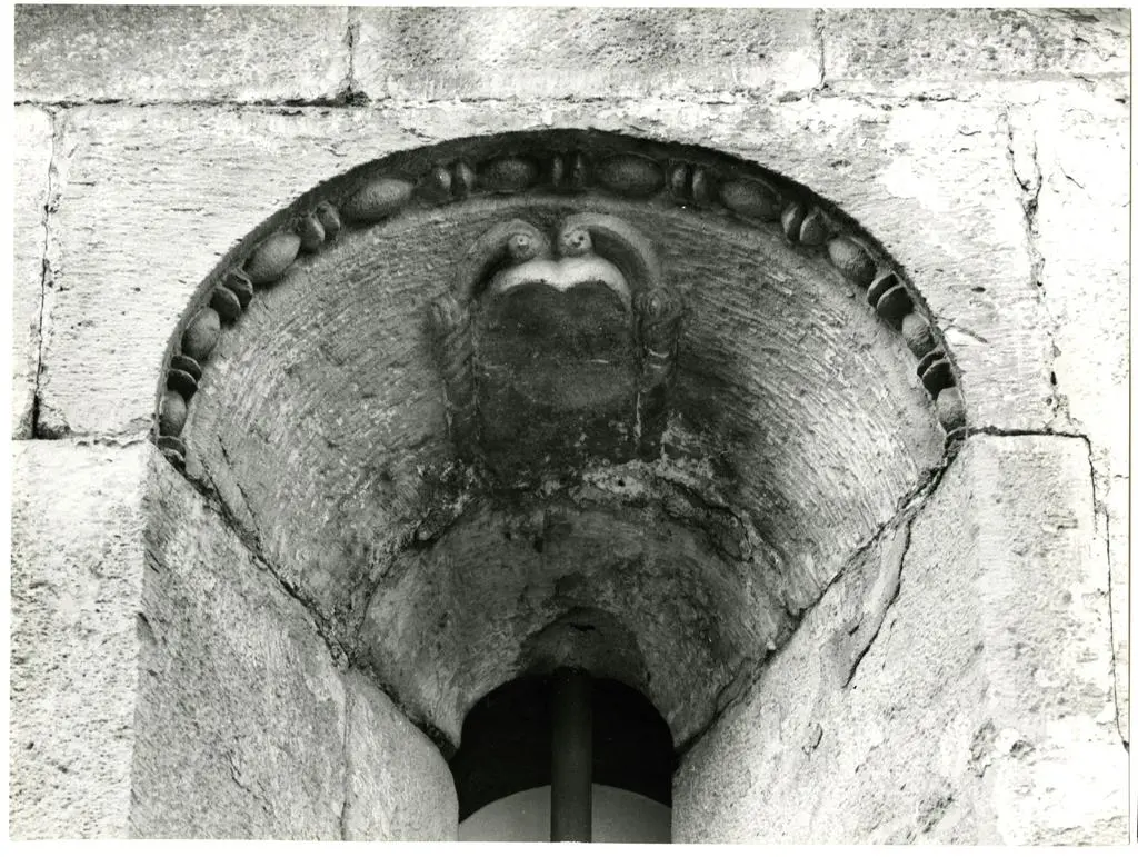 Universit&agrave; di Pisa. Dipartimento di Storia delle Arti , Anonimo - sec. XII/ XIII - Monofora, particolare con motivo decorativo stilizzato