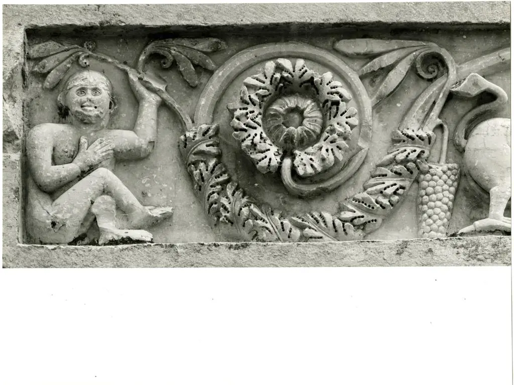 Universit&agrave; di Pisa. Dipartimento di Storia delle Arti , Pappiana - part. rilievo in facciata