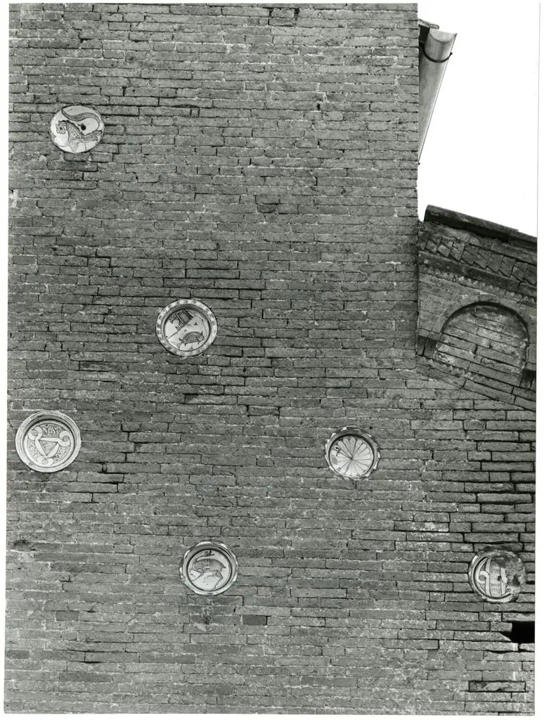 Universit&agrave; di Pisa. Dipartimento di Storia delle Arti , S. Miniato - Chiesa di S. Maria - particolare delle ceramiche architetturali inserite nel prospetto