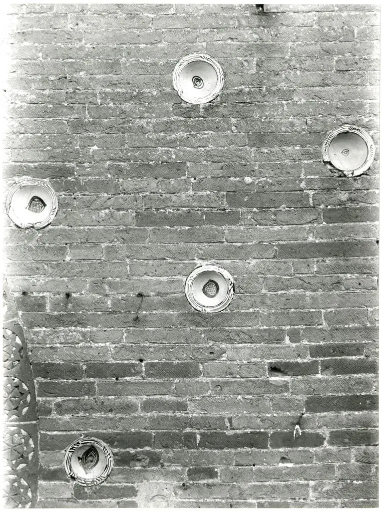 Universit&agrave; di Pisa. Dipartimento di Storia delle Arti , S. Miniato - Chiesa di S. Maria - particolare delle ceramiche architetturali inserite nel prospetto
