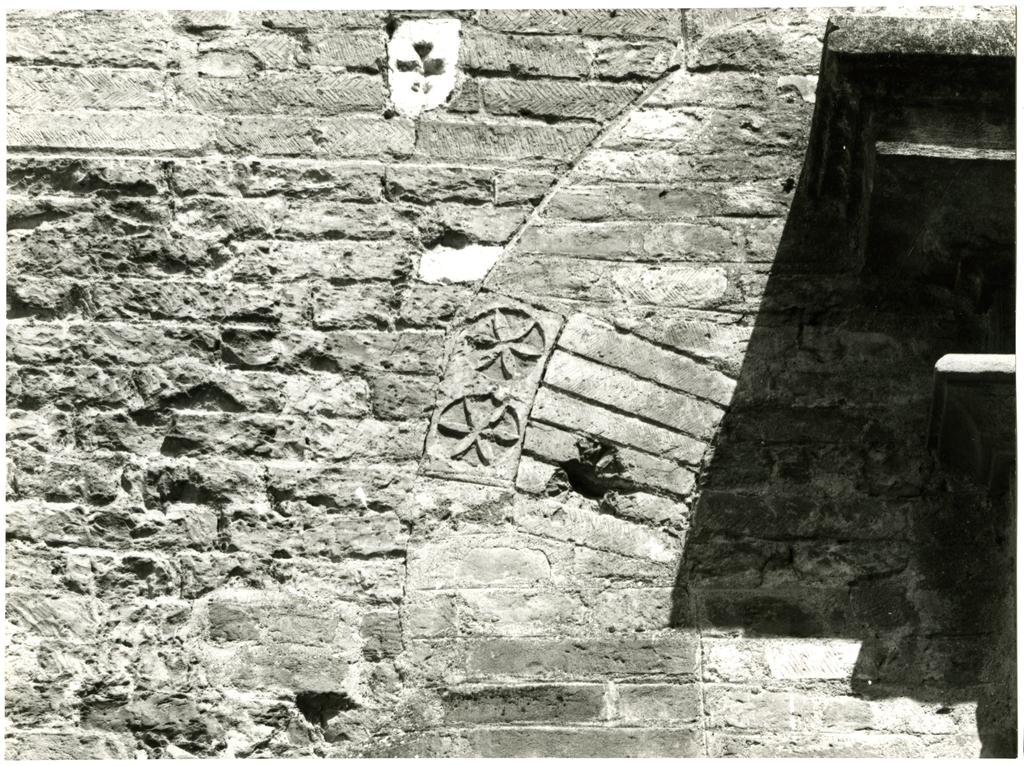 Università di Pisa. Dipartimento di Storia delle Arti , San Miniato - tracce della ghiera della porta destra della Chiesa di S. Maria