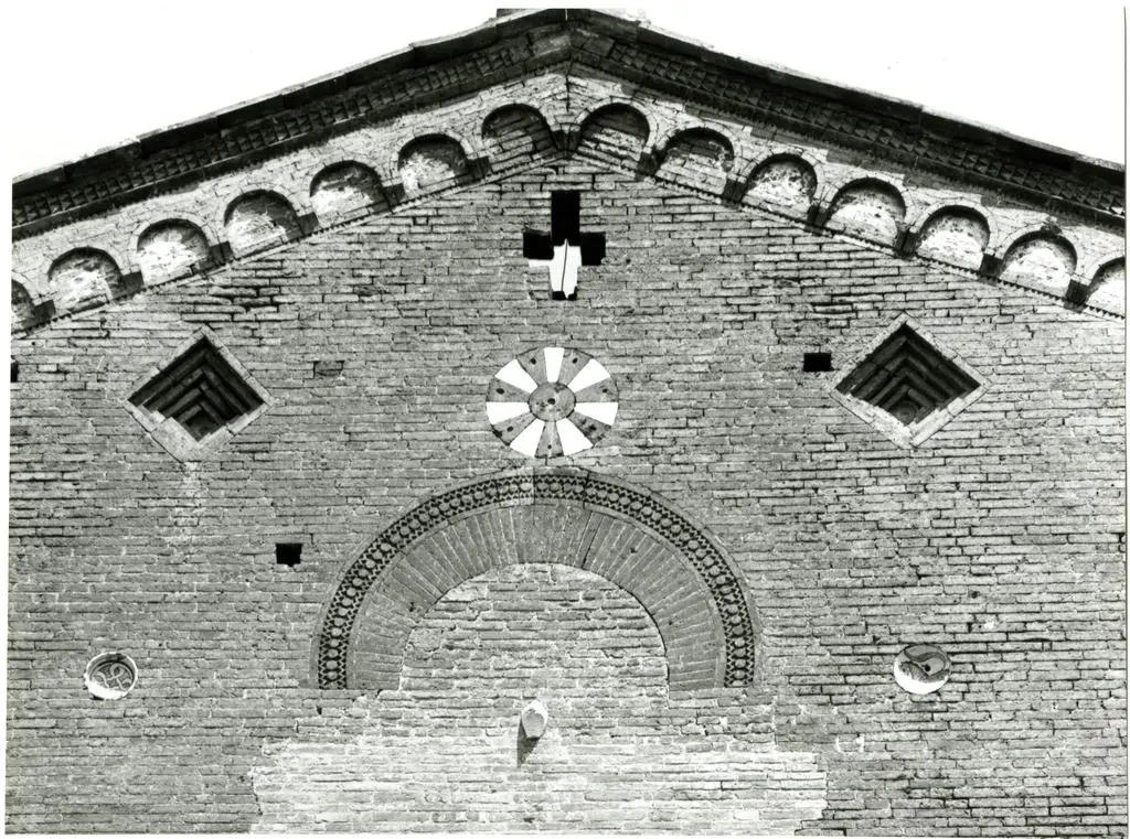 Universit&agrave; di Pisa. Dipartimento di Storia delle Arti , San Miniato - ghiera della bifora superiore nel prospetto della Chiesa di S. Maria