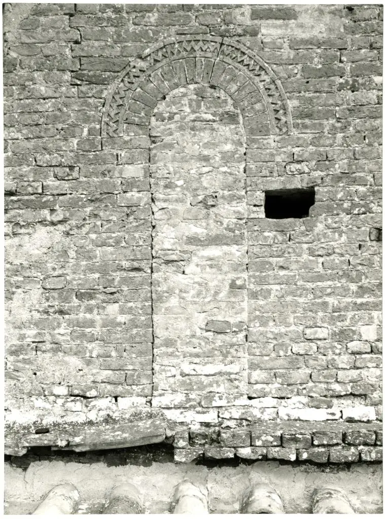 Università di Pisa. Dipartimento di Storia delle Arti , San Miniato - Finestra della fiancata sinistra della navata maggiore della chiesa di S. Maria