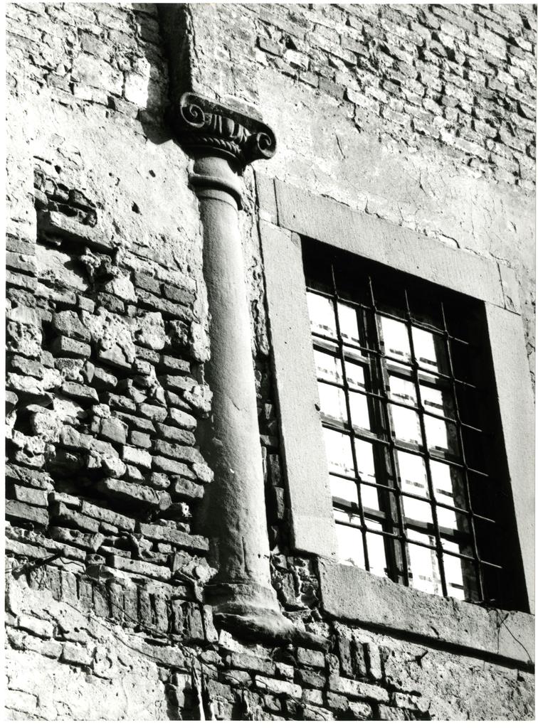 Università di Pisa. Dipartimento di Storia delle Arti , San Miniato - una colonna e capitello del chiostro della "Nunziatina"