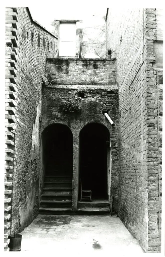 Anonimo , Anonimo - sec. XIV/ XV - edificio in laterizio