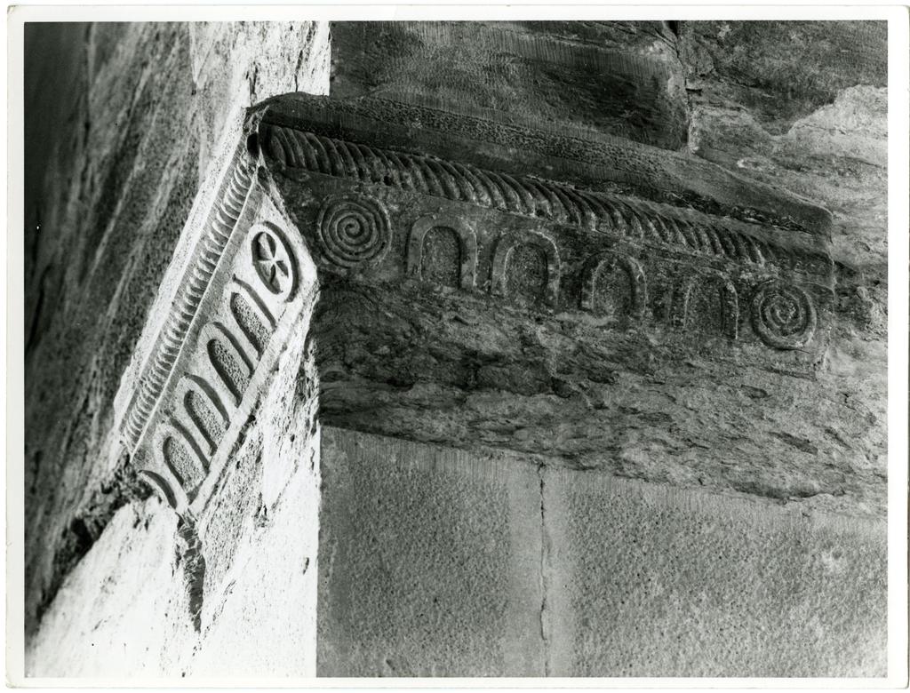 Anonimo sec. XI , Motivio decorativo con dischi ad anelli, spirali e croce