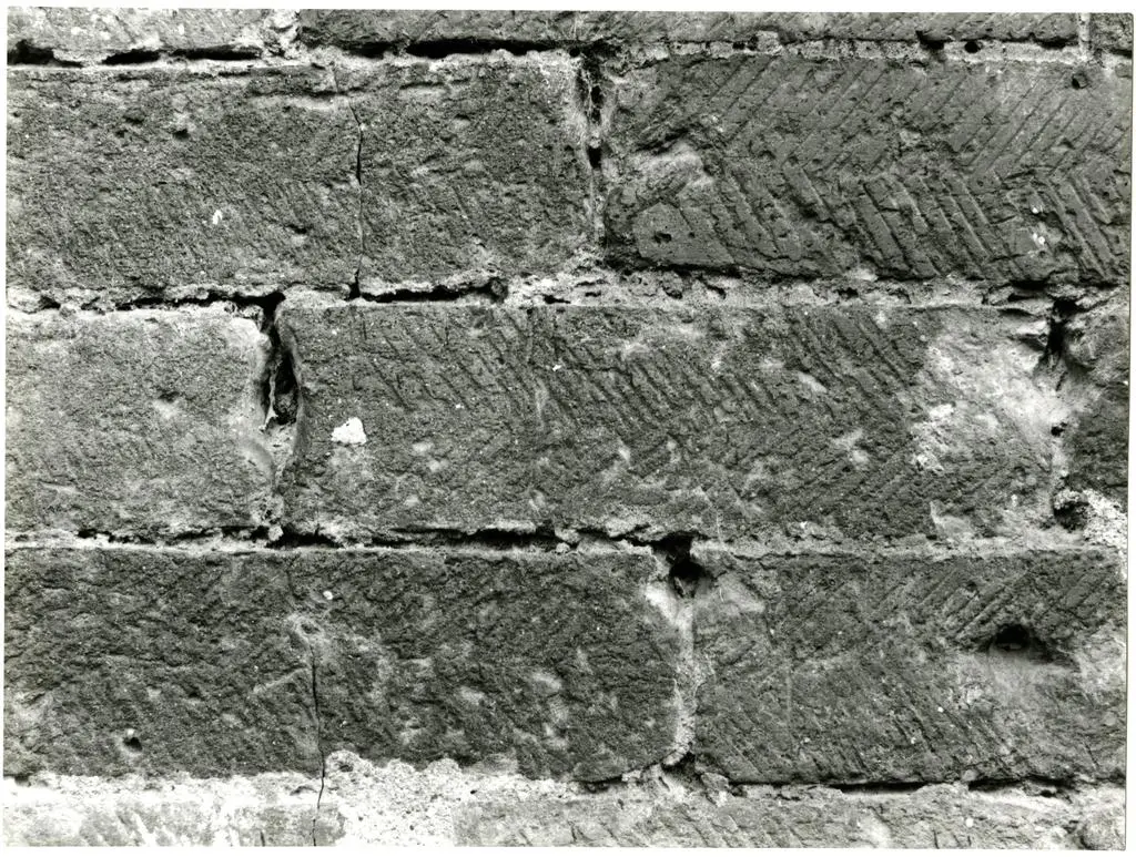 Universit&agrave; di Pisa. Dipartimento di Storia delle Arti , Anonimo - sec. XIII - Particolare dell'opus latericium spicatum del prospetto della Pieve di S. Ippolito