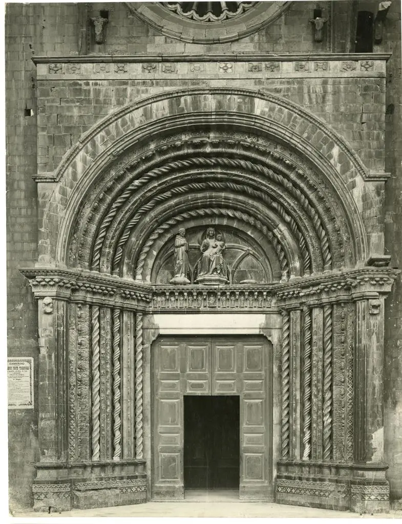 Anonimo , Camerino - S. Venanzio. Portale