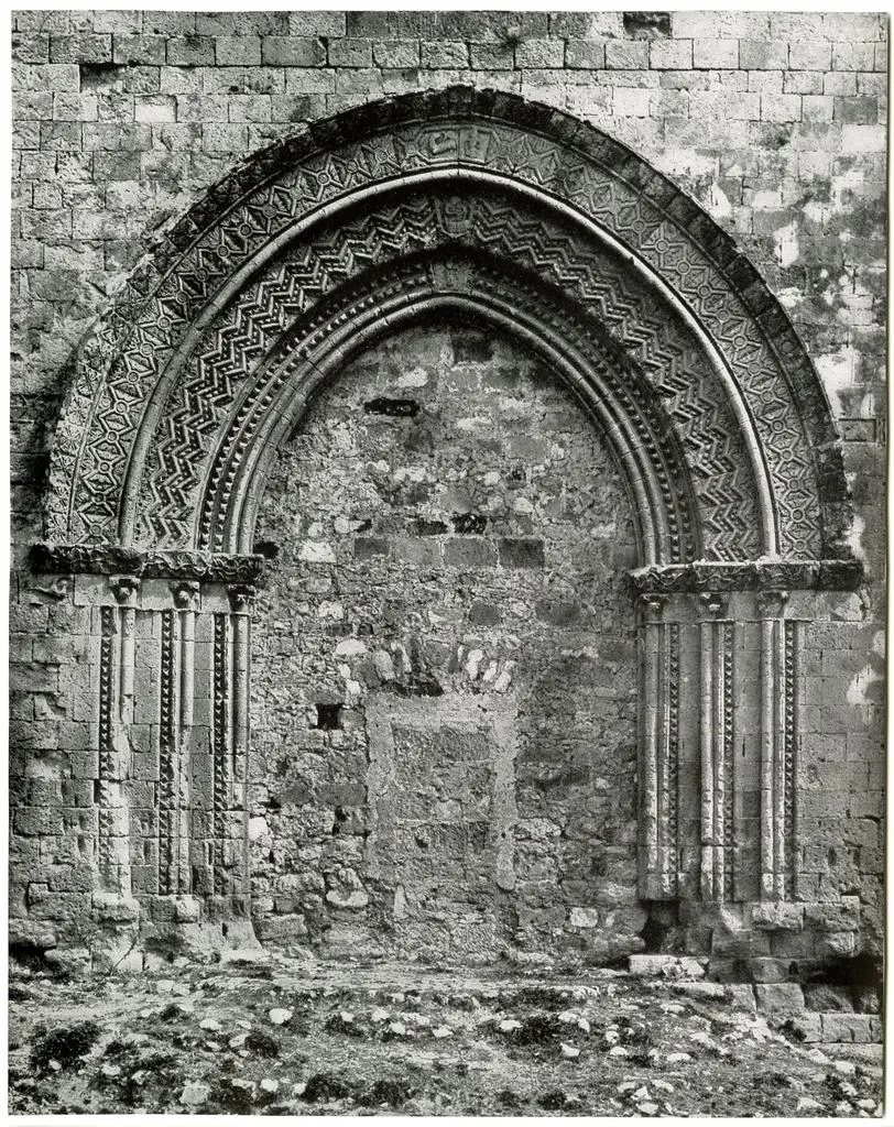 Anonimo , Bivona. Gotisches kirchenportal