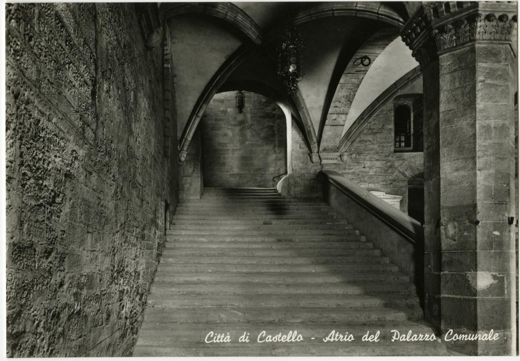 Fotocelere Torino , Città di Castello - Atrio del Palazzo Comunale