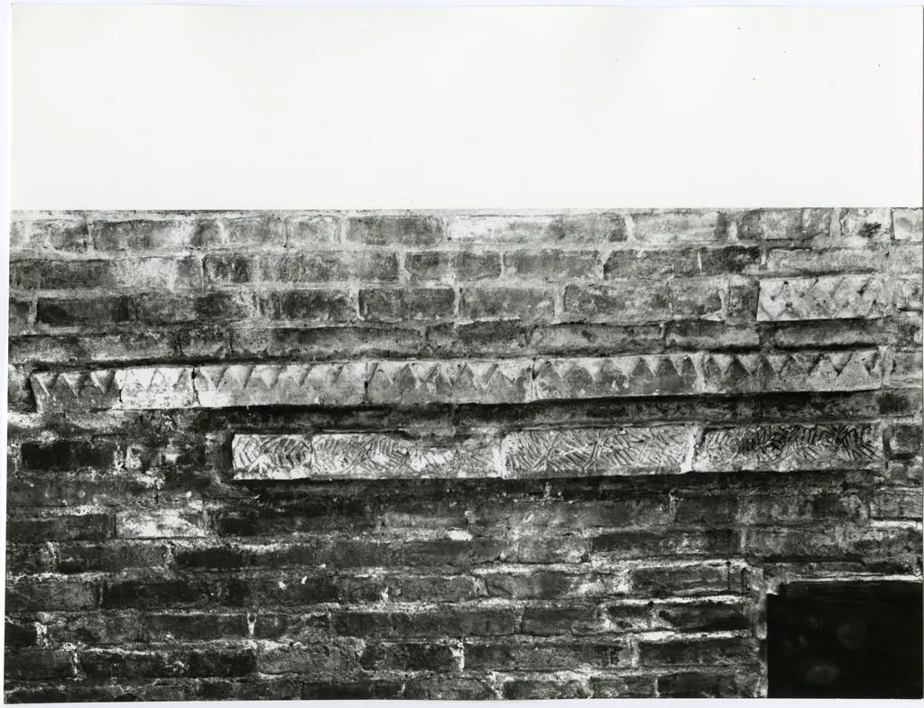 Universit&agrave; di Pisa. Dipartimento di Storia delle Arti , Lacerti della cornice degli spioventi della chiesa di S. Maria