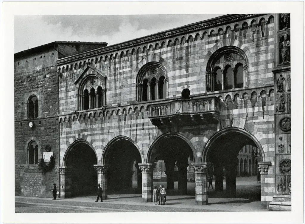 Anonimo , Como - Palazzo del Broletto