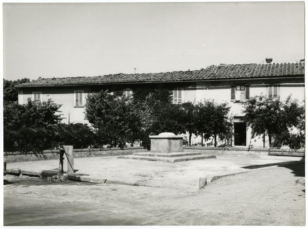 Università di Pisa. Dipartimento di Storia delle Arti , Anonimo - sec. XX - piazzale con edificio, fontana e pozzo