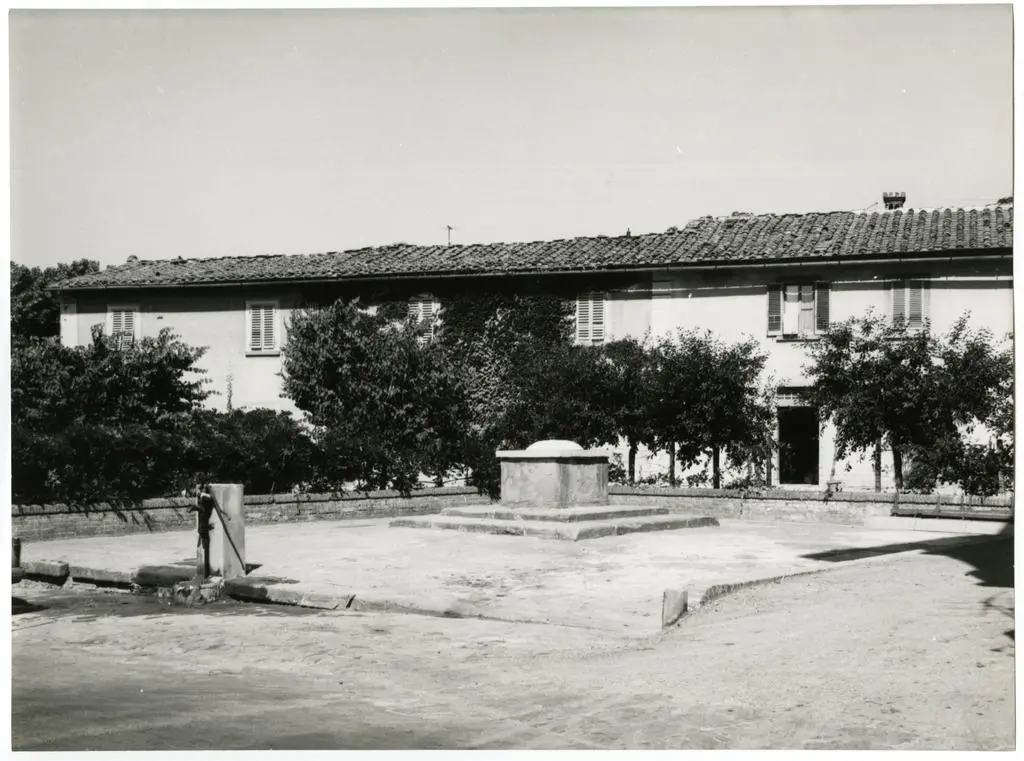 Universit&agrave; di Pisa. Dipartimento di Storia delle Arti , Anonimo - sec. XX - piazzale con edificio, fontana e pozzo