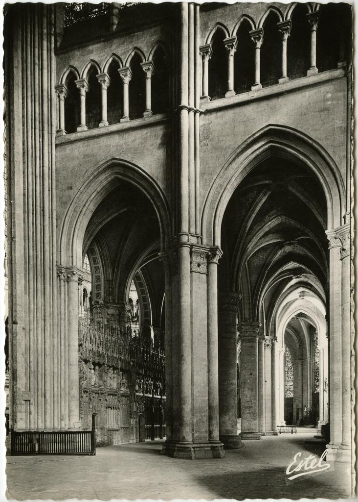Anonimo , La Cathedrale de Chartres - Le Transept, l'entrée du Déambulatoire et le Tour du Choeur