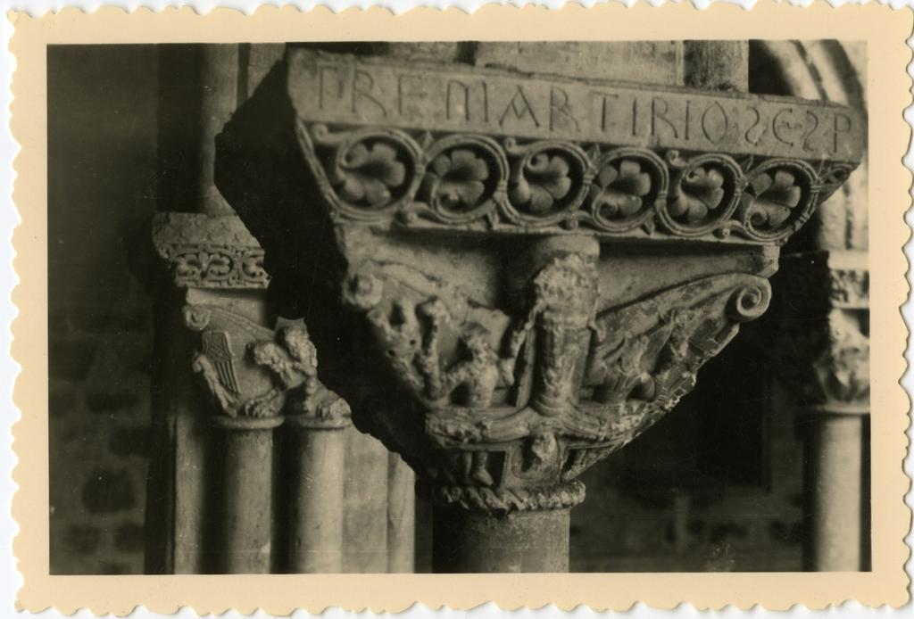 Anonimo , Anonimo francese - sec. XI - Motivi decorativi a girali vegetali; Crocifissione di san Pietro