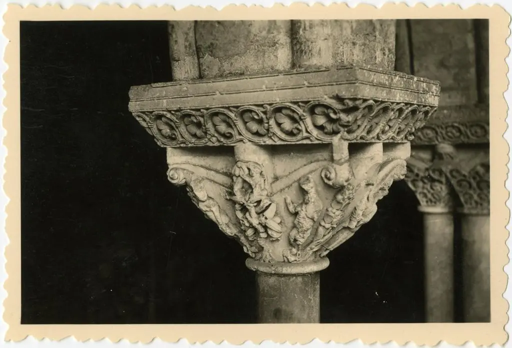 Anonimo , Anonimo francese - sec. XI - Motivi decorativi a girali vegetali; Capitello figurato