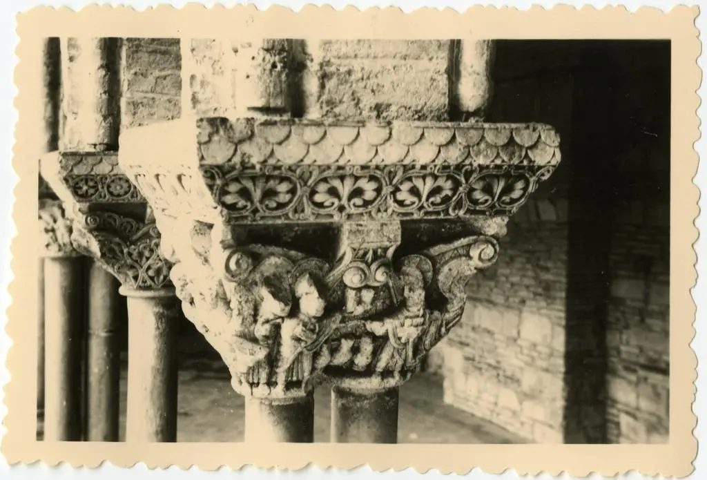 Anonimo , Anonimo francese - sec. XI - Capitello figurato; Motivi decorativi a girali vegetali