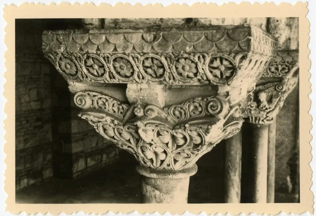 Anonimo , Anonimo francese - sec. XI - Motivi decorativi a girali vegetali