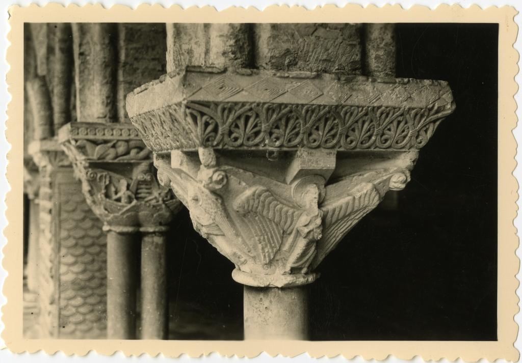 Anonimo , Anonimo francese - sec. XI - Arcangeli; Motivi decorativi a girali vegetali